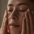 Load image into Gallery viewer, COOLING PROTECTIVE SUNCARE SPRAY - SILKY BRONZE - 150ml - SPF50+ SENSAÏ - Parfumerie du Soleil d'Or