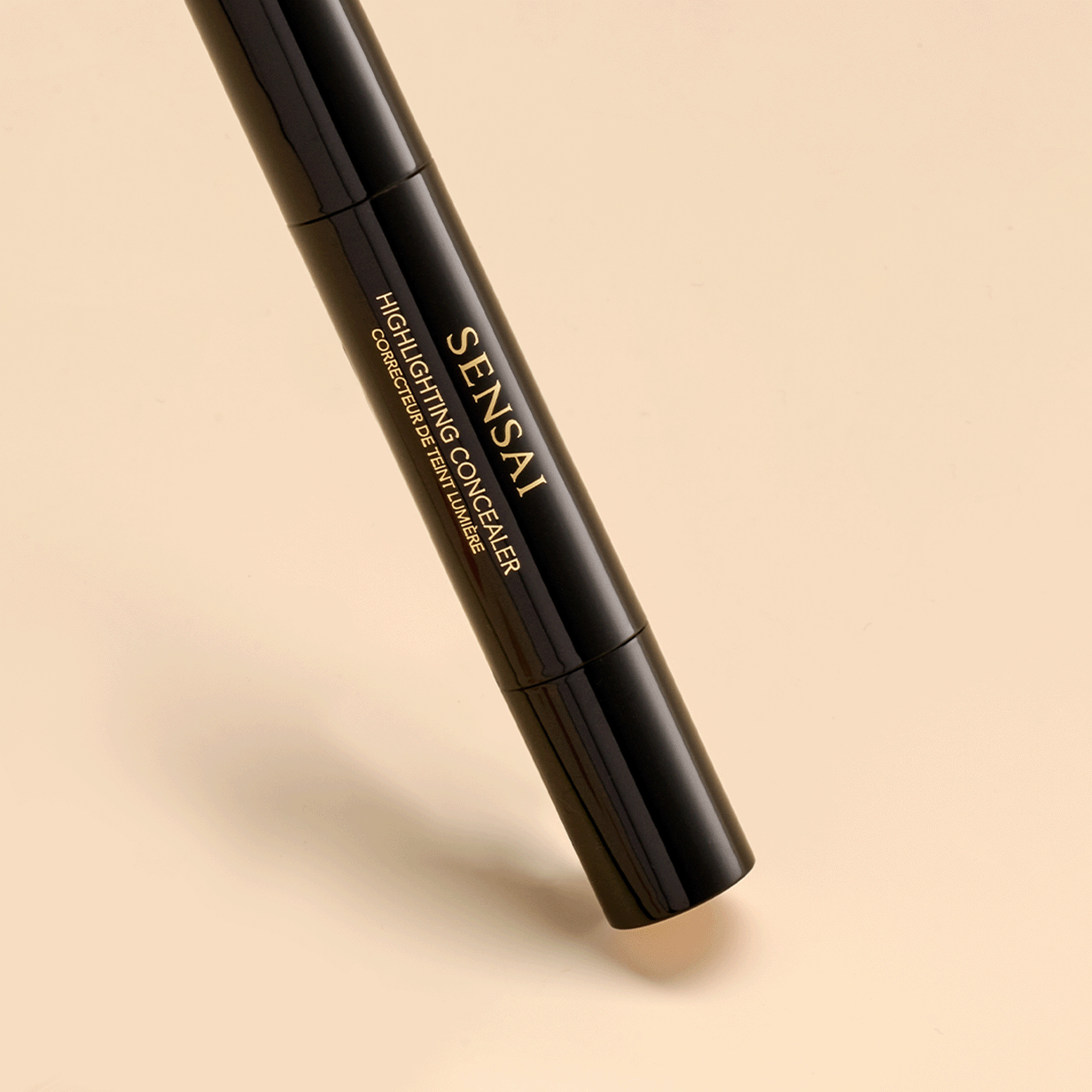 HIGHLIGHTING CONCEALER - FONDS DE TEINT - 3,5ml SENSAÏ - Parfumerie du Soleil d'Or