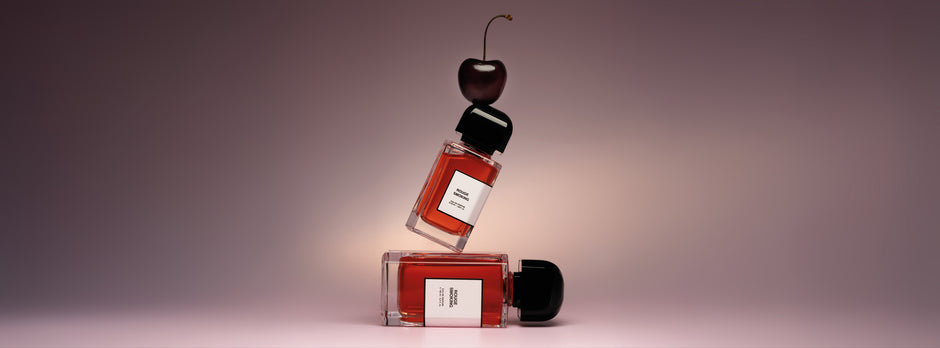 Parfum "Rouge Smoking - BDK" accompagné d'une cerise.