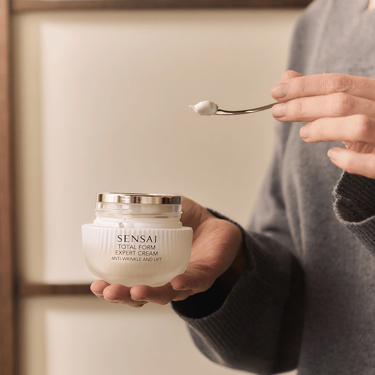 CRÈME EXPERTE CONTOURS REDESSINÉS - EXPERTS SENSAÏ - Soleil d'Or