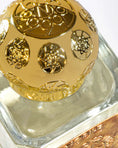 Load image into Gallery viewer, La Danza delle Libellule by Nobile 1942, cap close-up
