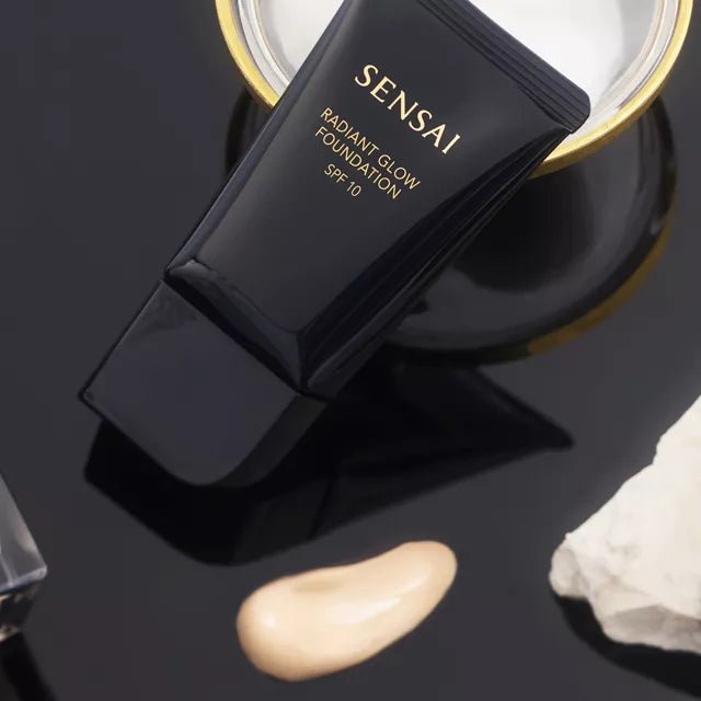 Radiant Glow Foundation SPF10 - 30ml SENSAÏ - Parfumerie du Soleil d'Or