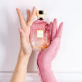 Charger l'image dans la visionneuse de la galerie, Flacon Eau de Parfum Villa Primerose Atelier des Ors rose cuir
